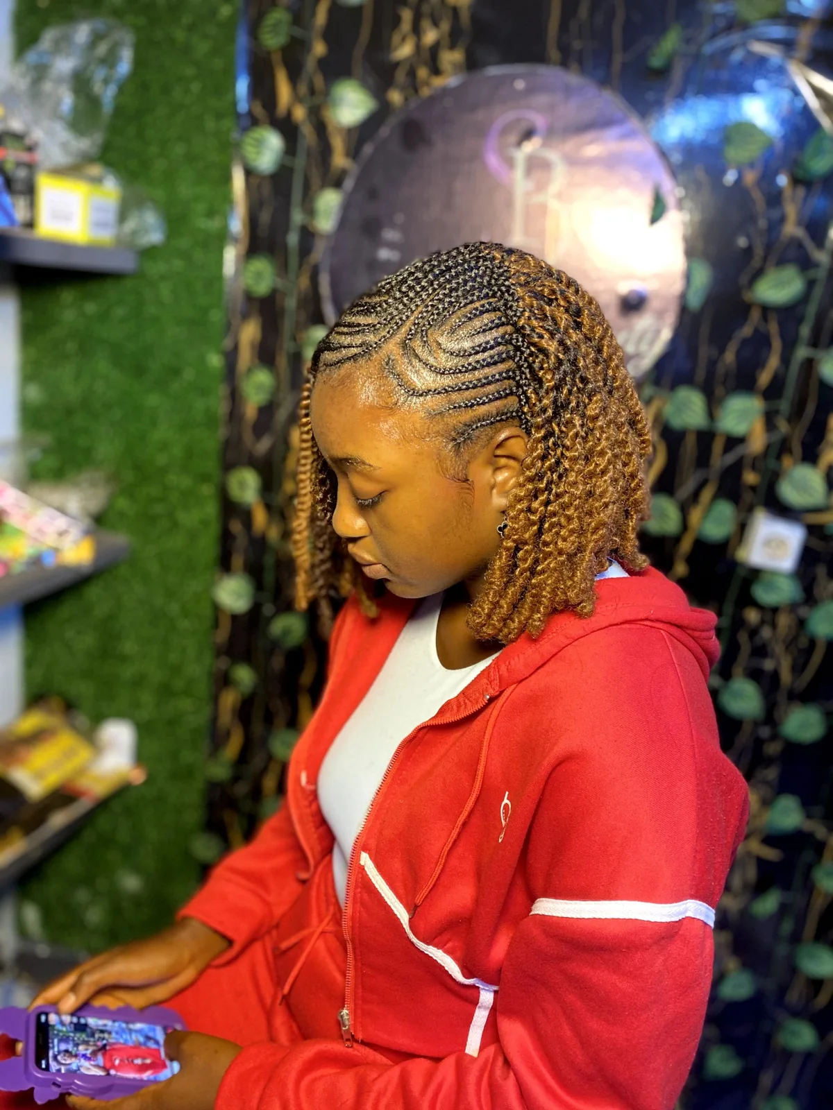 Coiffure tressée courte vue de profil