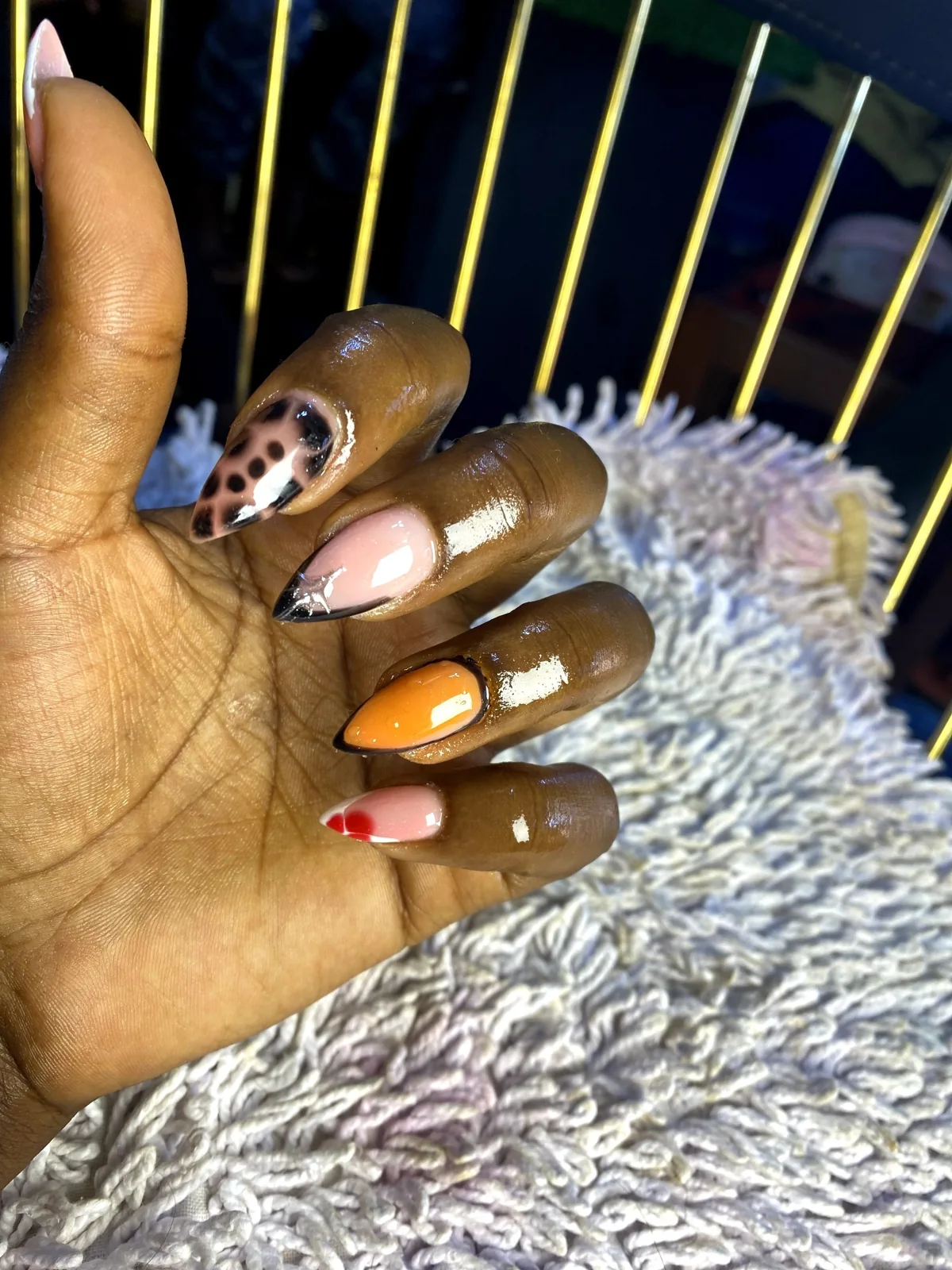 Nail art nude, blanc et motif léopard