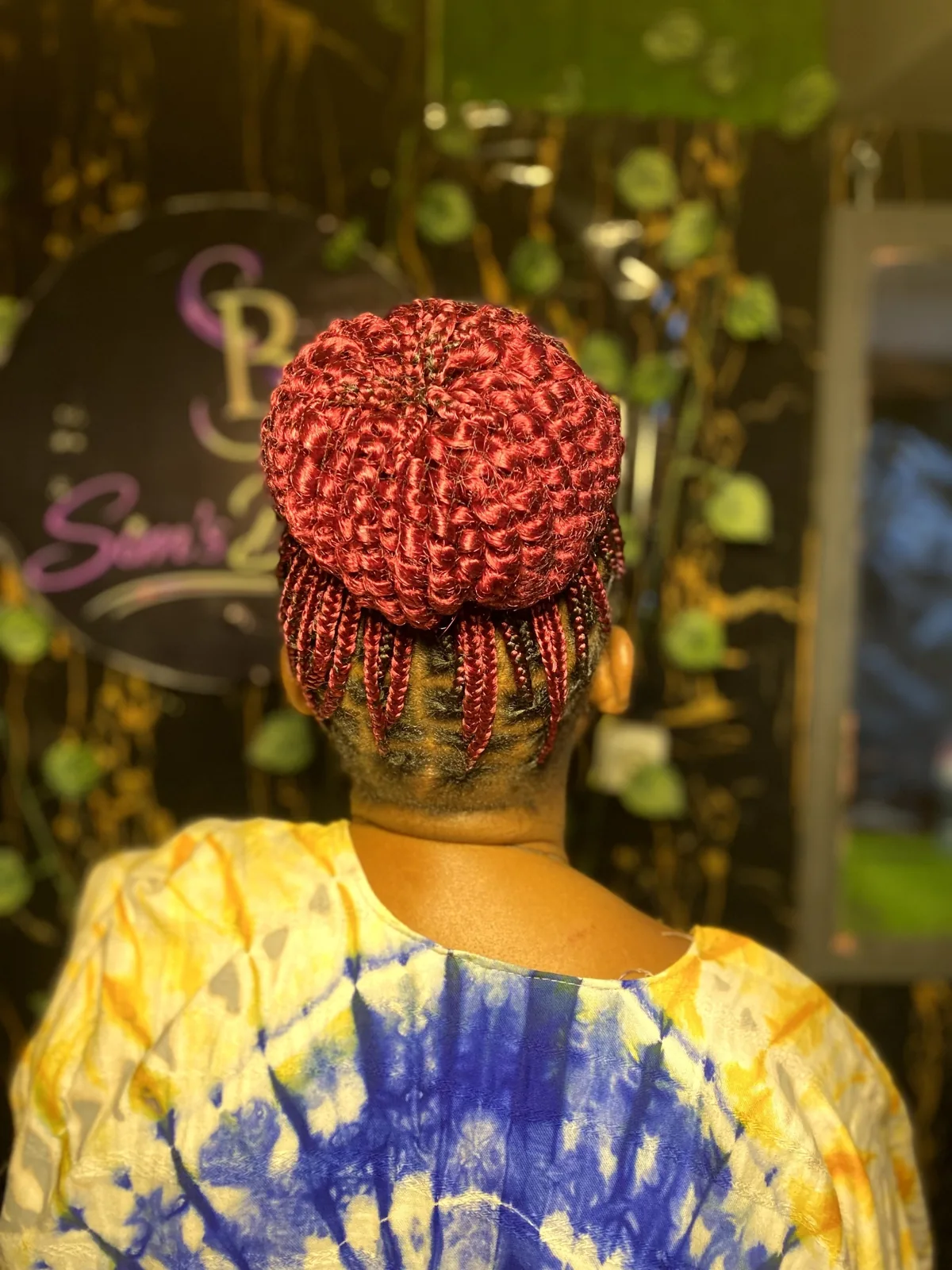 Chignon haut de tresses rouges