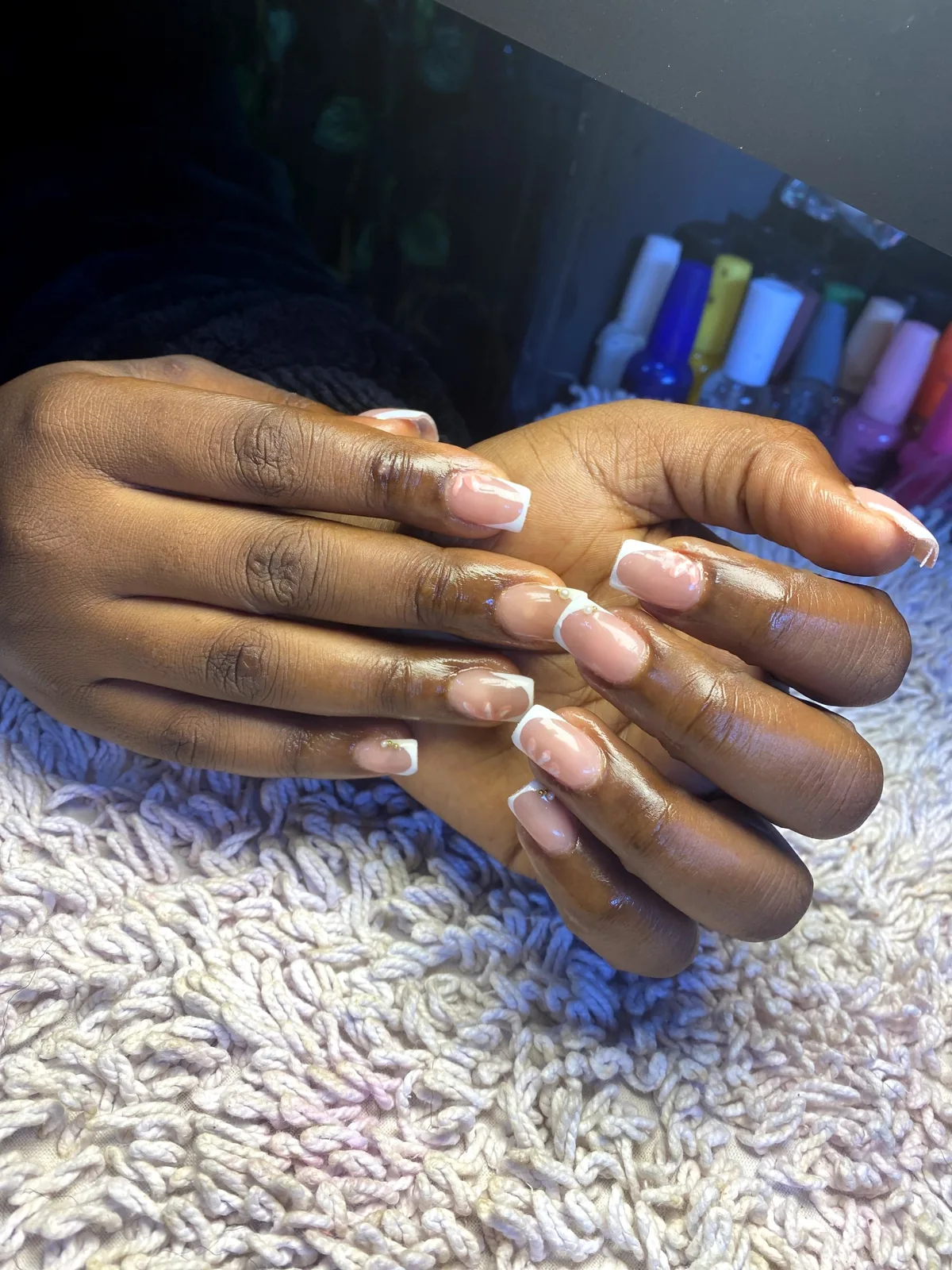 Manucure nude avec détails blancs