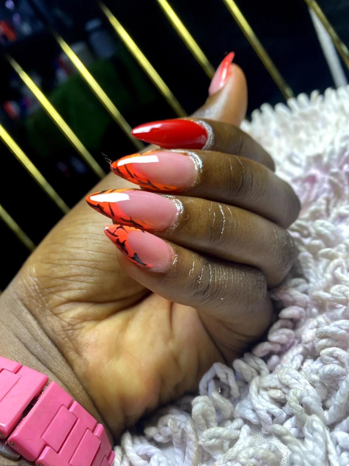 Ongles en amande rouges et blancs