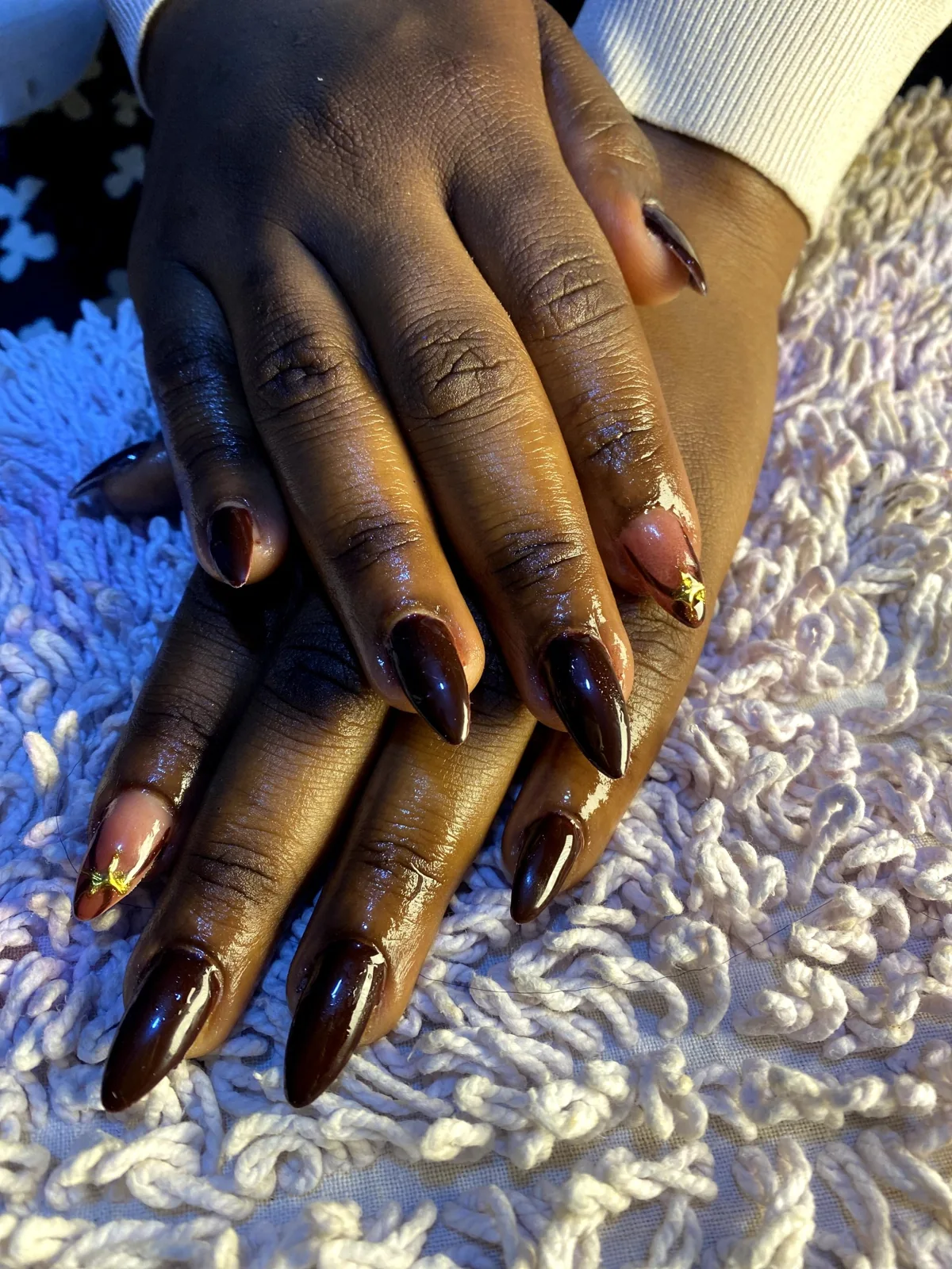 Manucure longue couleur chocolat