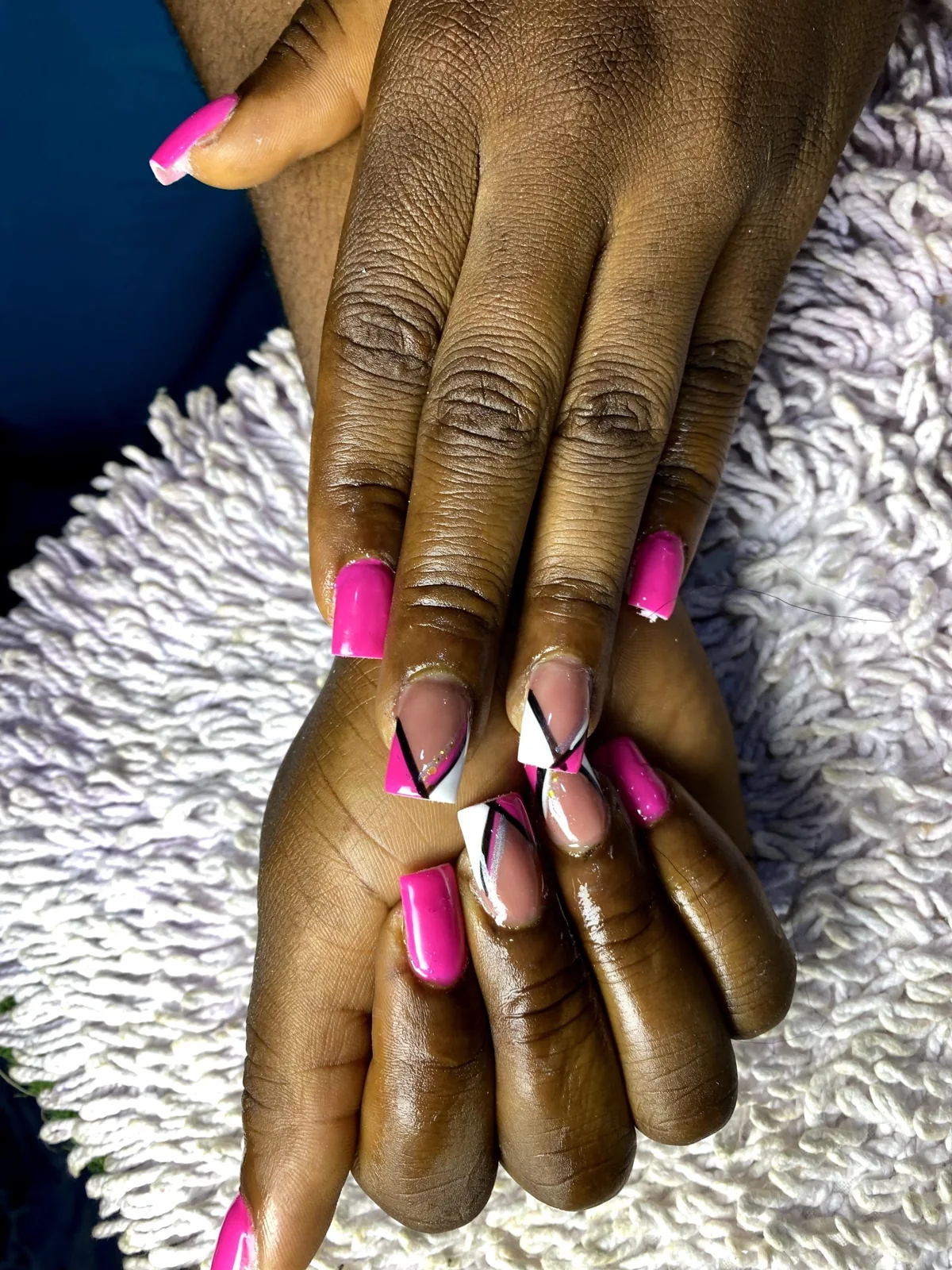 Manucure rose vif et détails blancs